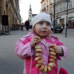 Alice con una collana di precełki; ovviamente, il chiosco con questi precel per bambini è esattamente attaccato al nido...