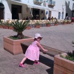 Alice "vende". Basta trovare una panca, e subito si mette a giocare al negozio.