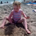 Alice costruisce qualcosa con la sabbia. Non abbiamo mai saputo esattamente cosa.