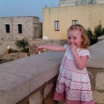 La torre si trova su di una piccola penisola, molto stretta. Alice indica dei gabbiani.