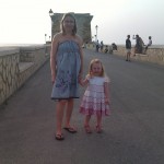 Dietro, la torre di Ligny. Davanti, Alice e Gosia.