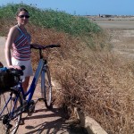 Per andare, abbiamo nolegiato delle biciclette. Ecco Gosia, con sfondo una salina apparentemente in disuso.