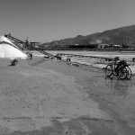 Dettaglio sui raccoglitori di sale. Sembra una scena uscita da un film neorealista.