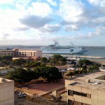 Una nave da crociera; vista da qui non sembra chissa cosa, ma era veramente imponente (qualcosa come otto piani).