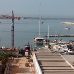 Questo catamerano è rimasato per un po' nel porto turistico; notare l'altezza dell'albero nel confronto con la gru.