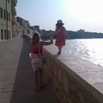 Alice e Gosia mentre camminano nel sole quasi al tramonto. Io intanto mi preoccupavo tantissimo che Alice potesse cadere...