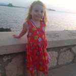 Ultimo giorno, andiamo a vedere il tramonto sul mare. Alice si mette un po' in posa.