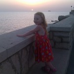 Alice, mentre saluta il mare