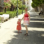 Alice e Gosia sul viale che costeggia il porto