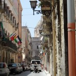 Abbandonato il lungomare, andando verso il centro