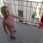 Alice orgogliosa indica come ha appeso il secchio