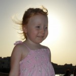 Alice mentre cammina sul muretto delle mura di tramontana 1