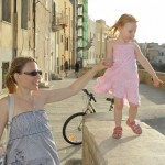 Alice mentre cammina sul muretto delle mura di tramontana 2