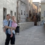 E qui, comincia a toccarsi le sopracciglia, segno di stanchezza sempre più grande.