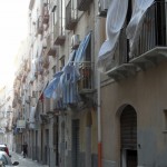 Ancora un altro vicolo, con le tende mosse dal vento