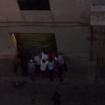 Una dozzina di persone mentre spingevano qualche oggetto (barca? auto?) in un garage che era di un pelo più largo. Dieci minuti dopo, erano tutti scomparsi.