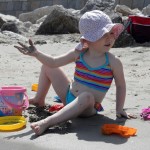 Primo mare, e Alice gioca con la sabbia.