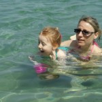 Alice con le prime prove di nuoto