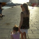 Notare il gelato in mano ad Alice