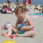 Ovviamente, Alice gioca con la sabbia