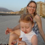 Alice alle prese col cioccolato ormai tutto sciolto.