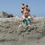 Di nuovo Alice mentre gioca con la sabbia