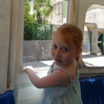 Alice mentre siamo su di un "trenino" che fa il giro attorno alla città
