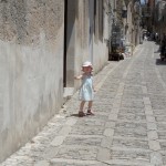 Sulla strada. Alice è parecchio stanca, ma ancora cammina.