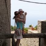 Alice in braccio a Gosia, mentre il vento le tira i capelli