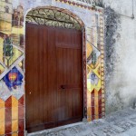 Molte porte erano decorate in questa maniera. Spettacolare quella dei carabinieri, peccato lì fosse vietato fare foto.