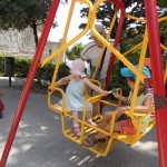 Una piccola altalena. Qui, Alice sembra aver perso ogni stanchezza...