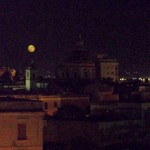 Vista notturna. Purtroppo, senza treppiede le foto son venute come sono, ma la luna era stupenda.