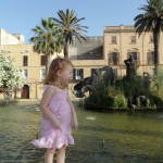 Alice sulla fontana del Nettuno 1