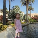 Alice sulla fontana del Nettuno 2